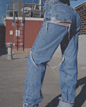 Load image into Gallery viewer, Levi’s 560 (size 4)