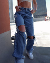 Load image into Gallery viewer, Levi’s 560 (size 4)