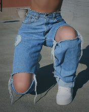 Load image into Gallery viewer, Levi’s 560 (size 4)