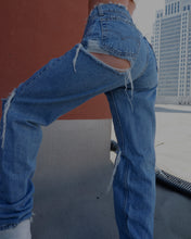 Load image into Gallery viewer, Levi’s 560 (size 4)