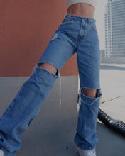 Load image into Gallery viewer, Levi’s 560 (size 4)