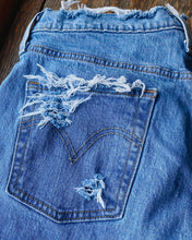 Load image into Gallery viewer, Levi’s 501 Shorts (Size 0)
