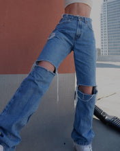 Load image into Gallery viewer, Levi’s 560 (size 4)
