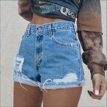 Load image into Gallery viewer, Levi’s Signature cut-offs

