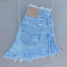 Load image into Gallery viewer, Levi’s 505 Frayed Shorts
