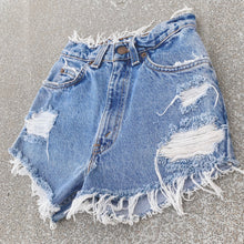 Load image into Gallery viewer, Levi’s Cut-offs (size 00)
